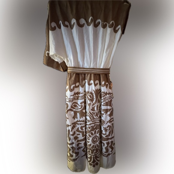 Elegant tan and White Maxi Dress - Picture 3 of 7